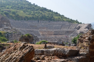 Das Theater von Ephesus weithin sichtbar